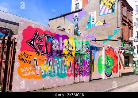 Peinture murale sur un mur près de la Pub de tournesol, Belfast 'Girls Just wanna have fun, et les droits fondamentaux". Banque D'Images