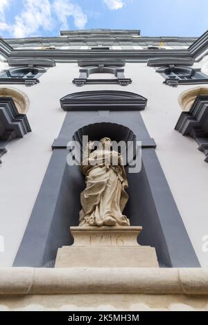 Statue de Jésus-Christ (1716) sur la façade de l'église Saint-Georg (Szent Gyorgy-templom), Sopron, Hongrie Banque D'Images