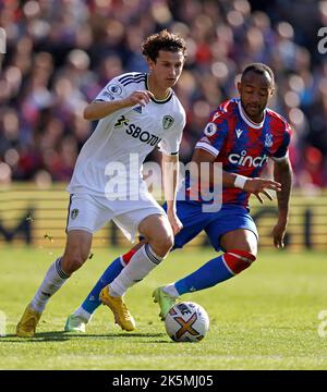 Brenden Aaronson de Leeds United (à gauche) et Jordan Ayew de Crystal Palace en action pendant le match de la Premier League à Selhurst Park, Londres. Date de la photo: Dimanche 9 octobre 2022. Banque D'Images