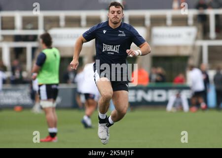 Newcastle, Royaume-Uni. 9th octobre 2022Newcastle Adam Radwan de Falcons, se réchauffe avec un saut avant le coup d'envoi lors du match Gallagher Premiership entre Newcastle Falcons et Saracens à Kingston Park, Newcastle, le dimanche 9th octobre 2022. (Crédit : Michael Driver | MI News) crédit : MI News & Sport /Alay Live News Banque D'Images