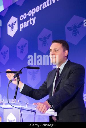 The Co-operative Party Conference 2022, Queens Hotel, Leeds, Yorkshire, Angleterre, ROYAUME-UNI. 9th octobre 2022. WES Streeting MP, Secrétaire d'État adjoint à la santé et aux soins sociaux, prenant la parole à la Conférence annuelle du Parti coopératif. Crédit : Alan Beastrall/Alay Live News Banque D'Images