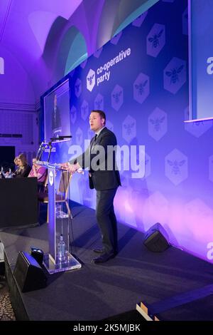 The Co-operative Party Conference 2022, Queens Hotel, Leeds, Yorkshire, Angleterre, ROYAUME-UNI. 9th octobre 2022. WES Streeting MP, Secrétaire d'État adjoint à la santé et aux soins sociaux, prenant la parole à la Conférence annuelle du Parti coopératif. Crédit : Alan Beastrall/Alay Live News Banque D'Images