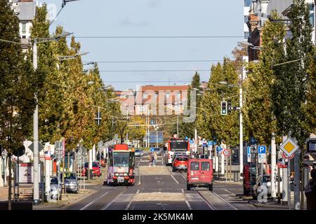 Cottbus, Allemagne. 09th octobre 2022. Des véhicules traversent la rue Cottbus' Bahnhofstraße. Dans la deuxième plus grande ville de Brandebourg, l'élection de deuxième tour pour le poste de maire a lieu aujourd'hui. Lors de l'élection principale, le candidat du SPD Schick a remporté 31,8 pour cent des voix sur 11 septembre, tandis que le candidat de l'AfD Schieske a reçu 26,4 pour cent. Credit: Frank Hammerschmidt/dpa/Alay Live News Banque D'Images