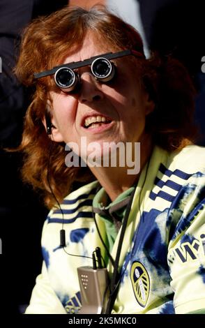 Un fan de Leeds United regarde le jeu à l'aide de jumelles lors du match de la Premier League à Selhurst Park, Londres. Date de la photo: Dimanche 9 octobre 2022. Banque D'Images