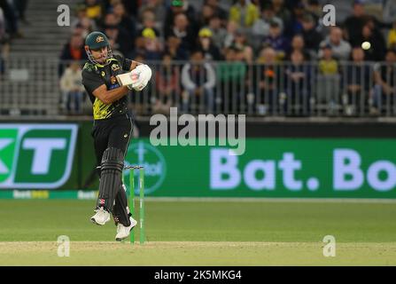 Stade Optus, Perth, Austraila. 9th octobre 2022. T20 international cricket Australie contre l'Angleterre; Marcus Stoinis d'Australie joue un tir à la traction Credit: Action plus Sports/Alamy Live News Banque D'Images