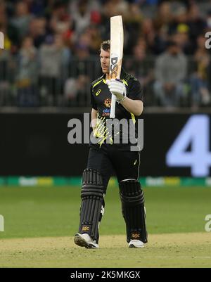 Stade Optus, Perth, Austraila. 9th octobre 2022. T20 international cricket Australie contre l'Angleterre; David Warner de l'Australie atteint 50 crédits: Action plus Sports/Alay Live News Banque D'Images