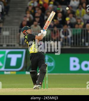 Stade Optus, Perth, Austraila. 9th octobre 2022. T20 international cricket Australie contre l'Angleterre; Marcus Stoinis d'Australie passe par le côté de jambe crédit: Action plus Sports/Alamy Live News Banque D'Images