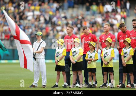 Stade Optus, Perth, Austraila. 9th octobre 2022. T20 international cricket Australie contre Angleterre; les joueurs anglais font la queue pour le National Anthem Credit: Action plus Sports/Alay Live News Banque D'Images