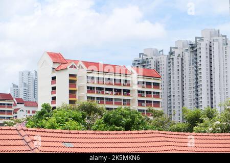 vue à angle bas des bâtiments résidentiels signapore contre le ciel bleu Banque D'Images