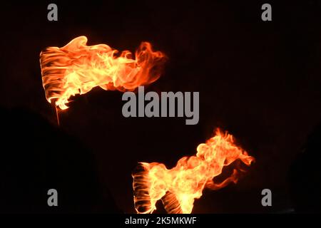 Les torches flamboyantes sur fond noir la nuit Banque D'Images