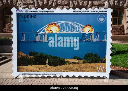 Kiev, Kiev, Ukraine. 9th octobre 2022. Une grande illustration d'un timbre, montrant la destruction du ''pont de Crimée'' est vue dans le centre-ville de Kiev. Sur 8 octobre, plusieurs sections du pont ont été détruites et un train avec du carburant, qui se déplatait sur la partie ferroviaire du pont, a pris feu. La Russie a annexé l'18 mars 2014 de Crimée pour entamer sa guerre contre l'Ukraine pacifique. La Russie a commencé l'invasion à grande échelle de l'Ukraine sur l'24 février 2022. (Credit image: © Danylo Antoniuk/ZUMA Press Wire) Banque D'Images