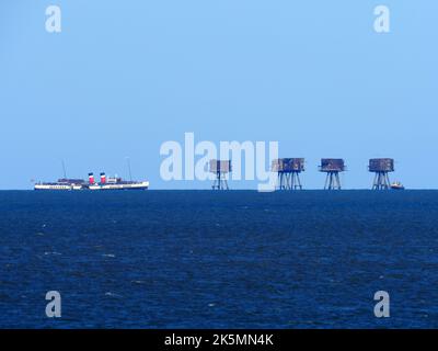 Warden Bay, Kent, Royaume-Uni. 9th octobre 2022. Le dernier bateau à aubes au monde, le PS Waverley, vu avec les célèbres forts de Red Sands dans l'estuaire de la Tamise, lors de son dernier jour de visite sur la Tamise, avant de retourner en Écosse dans son année d'annivenerie 75th. Crédit : James Bell/Alay Live News Banque D'Images