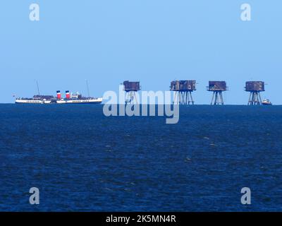 Warden Bay, Kent, Royaume-Uni. 9th octobre 2022. Le dernier bateau à aubes au monde, le PS Waverley, vu avec les célèbres forts de Red Sands dans l'estuaire de la Tamise, lors de son dernier jour de visite sur la Tamise, avant de retourner en Écosse dans son année d'annivenerie 75th. Crédit : James Bell/Alay Live News Banque D'Images