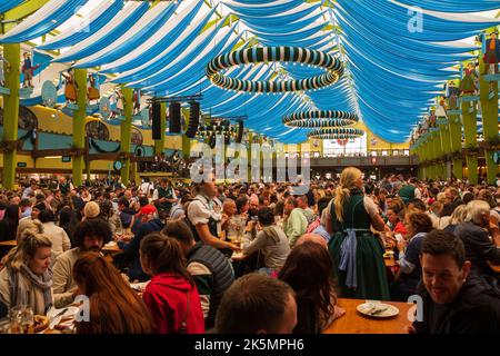 Dans un hall d'entrée à l'Octoberfest à Munich, en Allemagne Banque D'Images