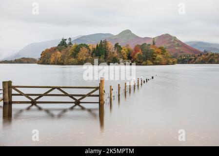 Belle image de paysage de longue exposition de Derwentwater regardant vers le pic de Catcloches en automne en début de matinée Banque D'Images