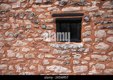 La petite fenêtre dans un vieux mur de briques dans un cottage à Somerset, Angleterre, Royaume-Uni Banque D'Images