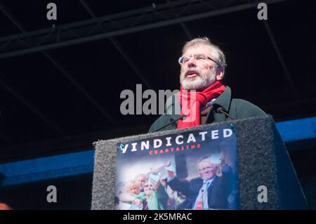 30/01/2011 Derry/Londonderry, Irlande du Nord. Gerry Adams s'adresse à la foule lors de la dernière marche commémorative officielle du dimanche sanglant. Banque D'Images