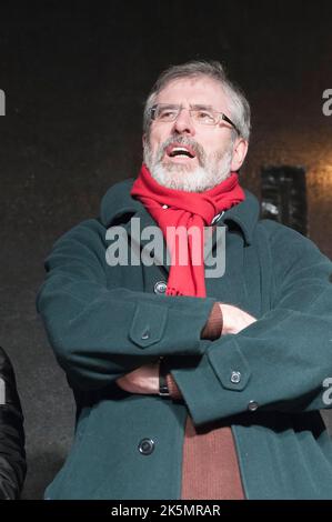 30/01/2011 Derry/Londonderry, Irlande du Nord. Gerry Adams s'adresse à la foule lors de la dernière marche commémorative officielle du dimanche sanglant. Banque D'Images