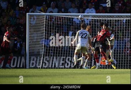 8th août 2022 ; Stade Vitality, Boscombe, Dorset, Angleterre : football de premier ministre, AFC Bournemouth versus Leicester City : Dominic Solanke va de l'avant à Ryan Christie de Bournemouth qui marque le but gagnant Banque D'Images