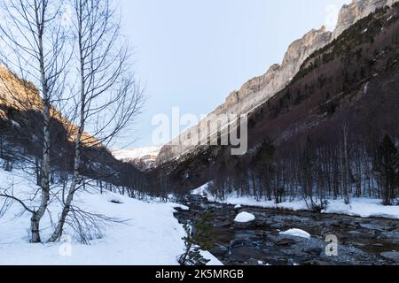 sentier enneigé le long de la rivière dans le parc national d'ordesa dans les pyrénées espagnoles Banque D'Images