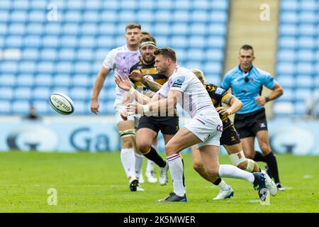 DaN Biggar de Northampton Saints, dans son premier match depuis son annonce de sortie du club après cette saison, passe le ballon pendant le match Gallagher Premiership Wasps vs Northampton Saints à Coventry Building Society Arena, Coventry, Royaume-Uni, 9th octobre 2022 (photo de Nick Browning/News Images) Banque D'Images