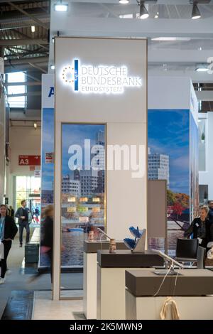 Deutsche Bundesbank EZB Eurosystème BEI der 24. Internationale Fachmesse für Immobilien und Investitionen Expo Real am 6.10.2022 à München. Seit 1998 findet die Fachmesse für Immobilien und Investitionen jährlich im Oktober in der bayerischen Landeshauptstadt München statt. Heuer vom 4.10.2022 bis zum 6.10.2022. - Deutsche Bundesbank BCE Eurosystème à la foire internationale de l'immobilier et de l'investissement 24th Expo Real à Munich, Allemagne sur 6 octobre 2022. Depuis 1998, la vraie Expo a lieu à Munich, cette année de 4 octobre à 6 octobre. (Photo par Alexander Pohl/Sipa USA) Banque D'Images