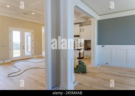 Meulage d'un parquet en bois en utilisant une ponceuse à plancher dans une maison nouvellement construite pour s'assurer qu'il est lisse et uniforme Banque D'Images