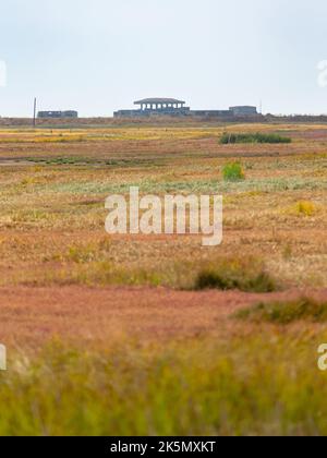 Paysage avec construction de laboratoire de recherche sur les armes atomiques avec le toit de "pagode" à la distance, Orford Ness, Suffolk, Angleterre Banque D'Images