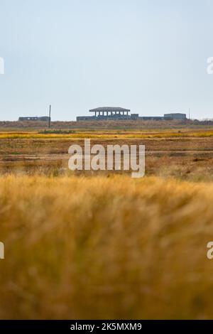 Paysage avec construction de laboratoire de recherche sur les armes atomiques avec le toit de "pagode" à la distance, Orford Ness, Suffolk, Angleterre Banque D'Images