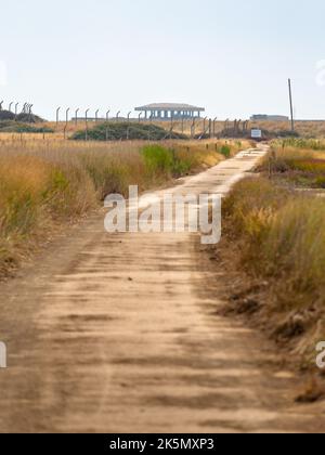 Paysage avec construction de laboratoire de recherche sur les armes atomiques avec le toit de "pagode" à la distance, Orford Ness, Suffolk, Angleterre Banque D'Images