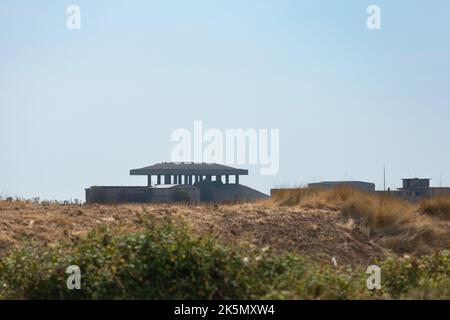 Paysage avec construction de laboratoire de recherche sur les armes atomiques avec le toit de "pagode" à la distance, Orford Ness, Suffolk, Angleterre Banque D'Images