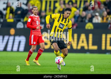 Dortmund, Allemagne. 08th octobre 2022. Football: Bundesliga, Borussia Dortmund - Bayern Munich, Matchday 9, signal Iduna Park: Jude Bellingham de Dortmund court avec le ballon à son pied. Credit: David Inderlied/dpa/Alay Live News Banque D'Images