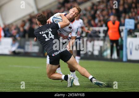 Newcastle, Royaume-Uni. 9th octobre 2022Newcastle Adam Radwan de Falcons, est attaqué par Alex Lewington de Saracens, lors du match de Premiership Gallagher entre Newcastle Falcons et Saracens à Kingston Park, Newcastle, le dimanche 9th octobre 2022. (Crédit : Michael Driver | MI News) crédit : MI News & Sport /Alay Live News Banque D'Images