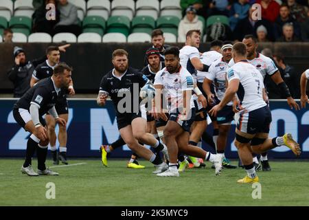 Newcastle, Royaume-Uni. 9th octobre 2022Newcastle, Royaume-Uni. 10th septembre 2022. Kapeli Pifeleti de Saracens déleste à Ben Earl de Saracens lors du match Gallagher Premiership entre Newcastle Falcons et Saracens à Kingston Park, Newcastle, le samedi 8th octobre 2022. (Credit: Chris Lishman | MI News) Credit: MI News & Sport /Alay Live News Banque D'Images