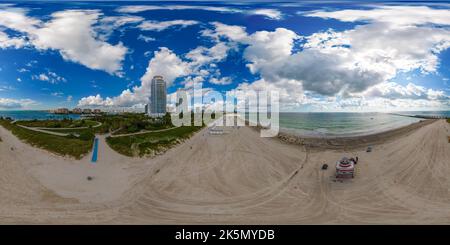 Vue panoramique à 360° de Tour des sauveteurs de South Beach Miami. Photo vr sphérique équirectangulaire antenne 360