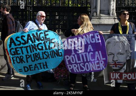 Les manifestants tiennent des pancartes en dehors du Parlement pour soutenir Julian Assange et une presse libre, organisée par la campagne ne pas extrader Assange. Les partisans de Julian Assange protestent autour de Westminster dans le centre de Londres, en demandant la libération du dénonciateur emprisonné, Julian Assange, qui pourrait être condamné à une très longue peine de prison. (Photo de Steve Taylor / SOPA Images/Sipa USA) Banque D'Images