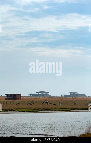 Paysage avec des bâtiments de laboratoire de recherche sur les armes atomiques avec des toits de pagode dans la distance, Orford Ness, Suffolk, Angleterre Banque D'Images