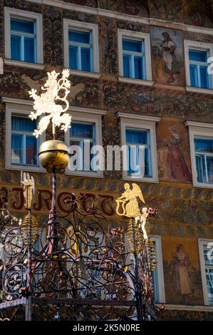 Façade néo-Renaissance et un lion de Bohème sur la plus ancienne fontaine de Prague sur la place Little, en République tchèque. Banque D'Images