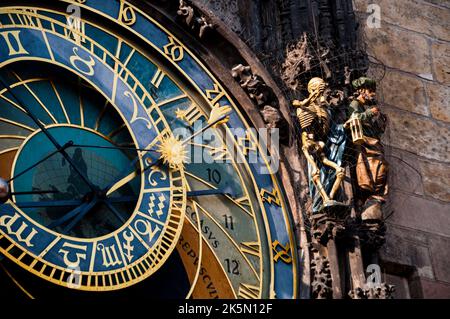 Le squelette sinistre de faucheuse sur l'horloge astronomique de Prague rappelle à l'heure que le temps avance avec nous ou sans. Banque D'Images