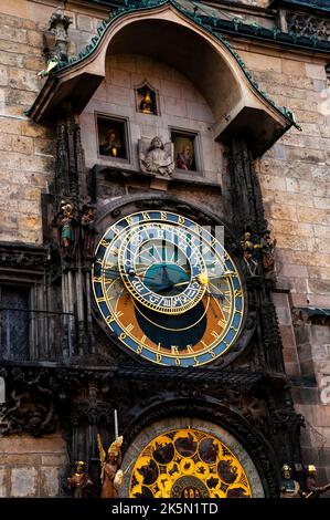 Saint Jean avec un calice, l'un des douze apôtres émouvant sur l'horloge astronomique de Prague, République tchèque. Banque D'Images