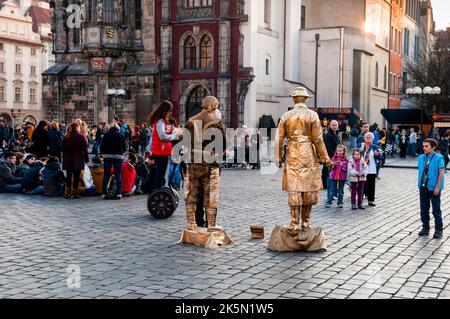 Artiste en tant que statues représentation de rue pour pièce sur la place de la Vieille ville à Prague, République tchèque. Banque D'Images