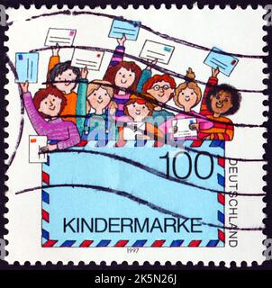 ALLEMAGNE - VERS 1997: Un timbre imprimé en Allemagne montre les enfants, pour les enfants, vers 1997 Banque D'Images