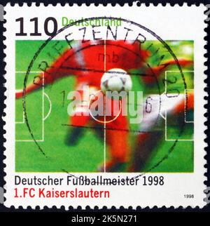 ALLEMAGNE - VERS 1998: Timbre imprimé en Allemagne dédié à l'équipe 1 FC Kaiserslautern, 1998 champions allemands de football, vers 1998 Banque D'Images