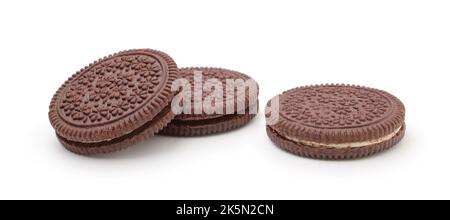 Groupe de biscuits ronds de pépites de chocolat frais isolés sur blanc. Banque D'Images