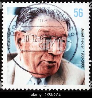 ALLEMAGNE - VERS 2002: Un timbre imprimé en Allemagne montre Josef Felder (1900-2000), était homme politique et journaliste allemand, le dernier à mourir de la 94 qui v Banque D'Images