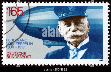 ALLEMAGNE - VERS 1992 : un timbre imprimé en Allemagne montre Ferdinand von Zeppelin, constructeur de navires, vers 1992 Banque D'Images