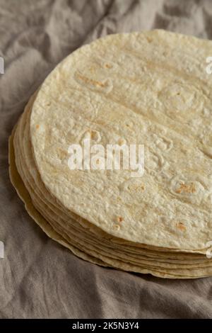 Tortillas à la farine de blé maison dans une cheminée, vue latérale. Banque D'Images