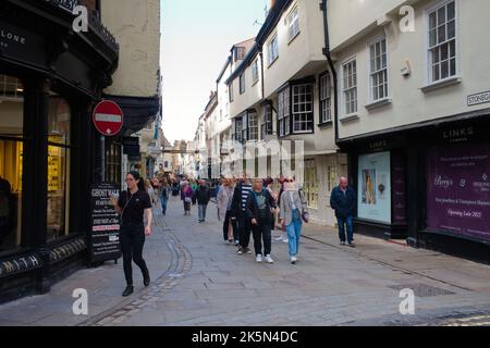 StoneGate, à York, est occupé par les touristes et les acheteurs un samedi matin Banque D'Images