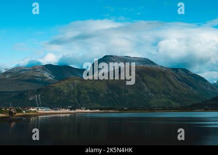 La plus haute montagne du Royaume-Uni, Ben Nevis, surplombant le Loch Linnhe. Fort William, Highlands écossais, Écosse Banque D'Images