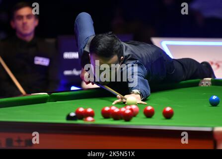 Hong Kong, Chine. 9th octobre 2022. Marco Fu, de Hong Kong, participe au match final contre Ronnie O'Sullivan, d'Angleterre, au tournoi de snooker des maîtres de Hong Kong à Hong Kong, dans le sud de la Chine, au 9 octobre 2022. Crédit : Lo Ping Fai/Xinhua/Alamy Live News Banque D'Images
